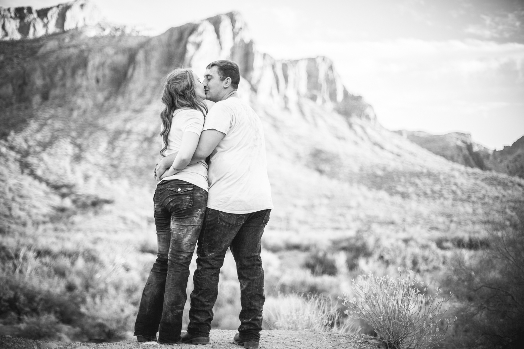 couple kissing in front of Arizona mountains