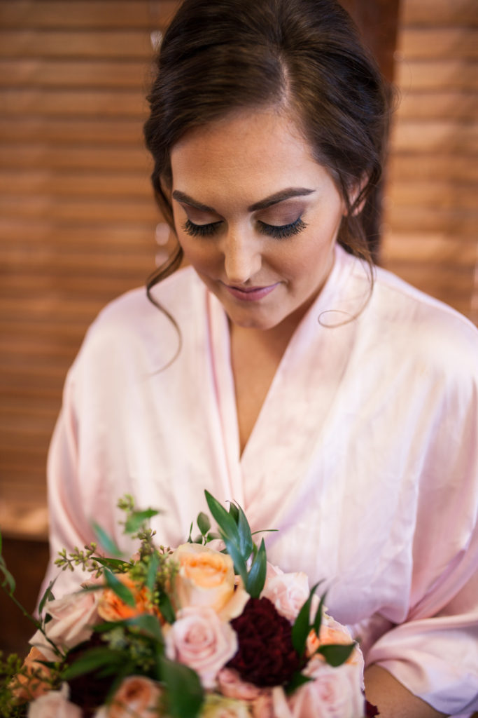 bridal makeup and bride's bouquet ideas