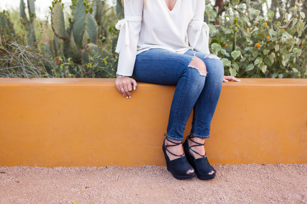 desert senior portraits high school senior girl outfit ideas navy blue strappy wedges with ripped jeans