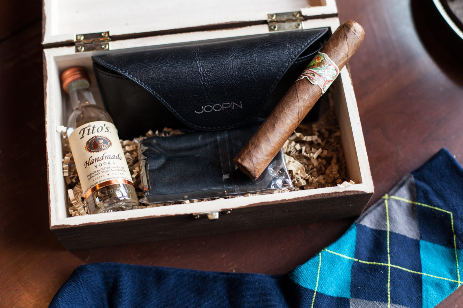 groomsmens gifts with cigar socks mini alcohol bottle