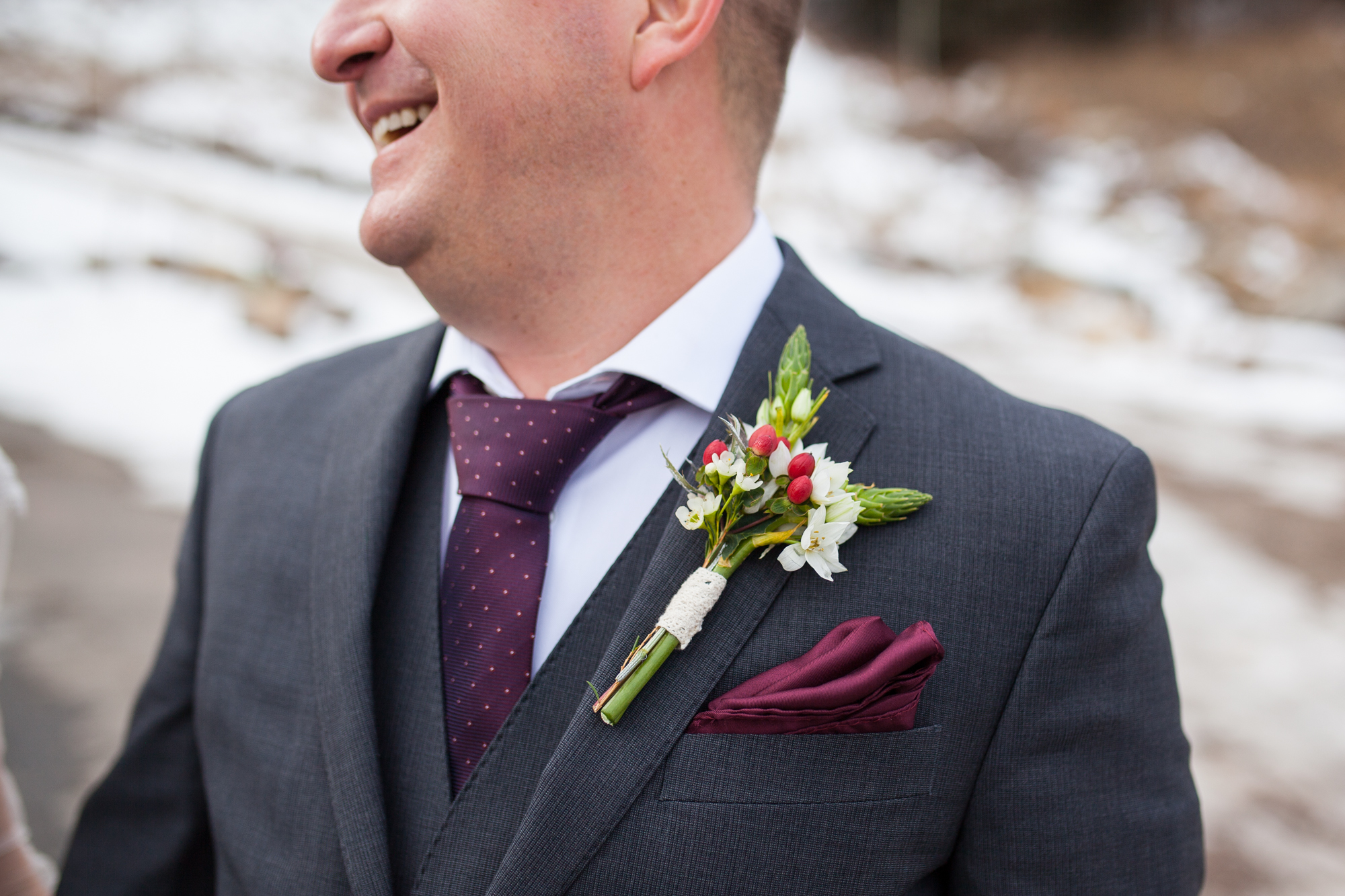 winter groom suit and boutonniere idea