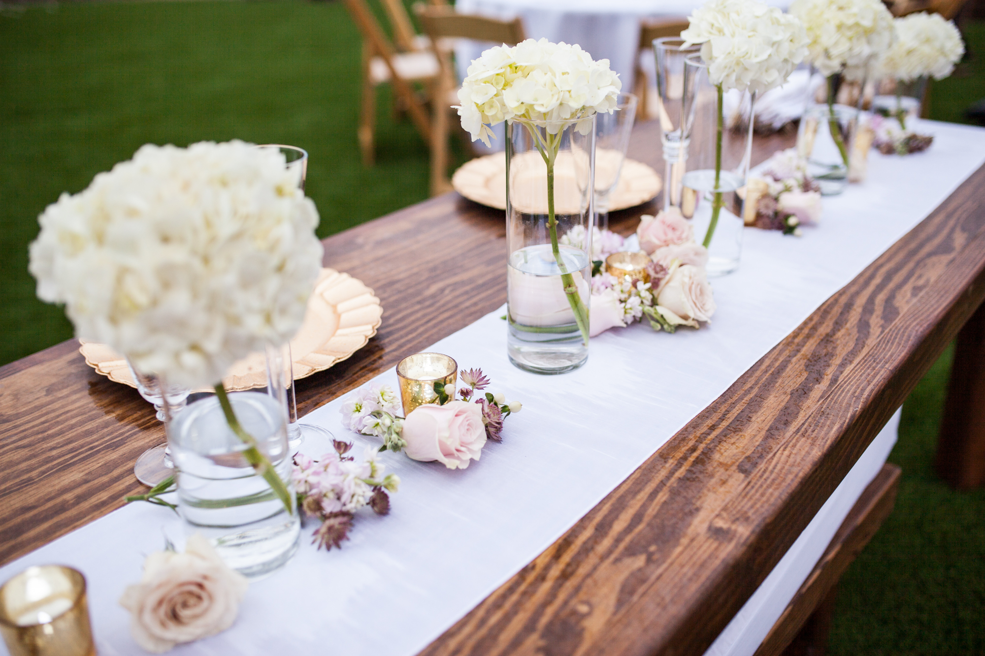 wedding sweetheart table with hydrangea and pink roses
